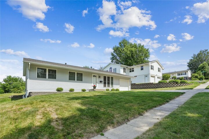 Property Photo: 3618 Lynbrook Drive NE IA 52402