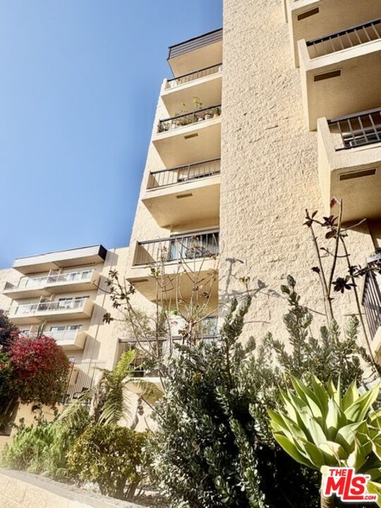 Property Photo: 622 S Barrington Ave CA 90049