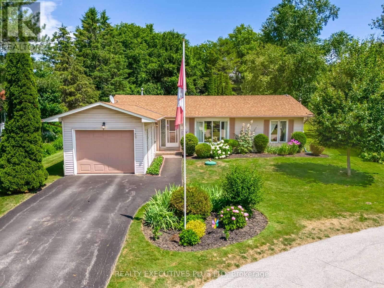 Property Photo:  3 Pineview Court  ON L0G 1W0 