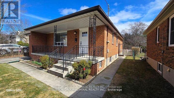 Property Photo:  19 Tobruk Crescent Main  ON M2M 3B3 