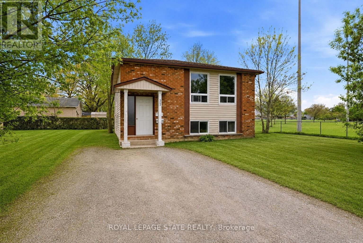 Property Photo:  21 Kirk Street Main  ON L2S 1B9 