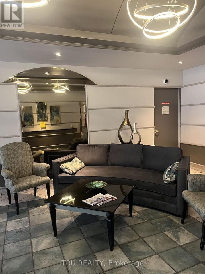 Property Photo:  158C McArthur Avenue Ph6  ON K1L 8E7 