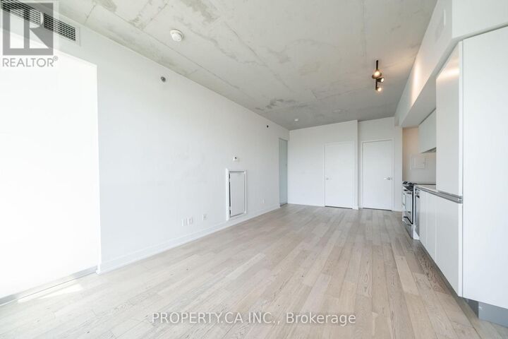 Property Photo:  20 Minowan Miikan Lane 711  ON M6J 0E5 