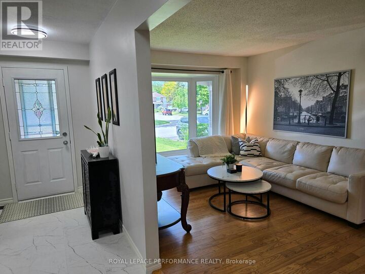 Property Photo:  61 Hawley Crescent  ON K2M 1T4 