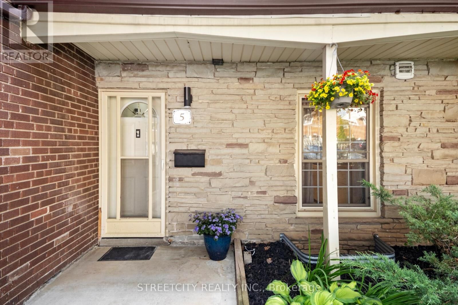 Property Photo:  5 Arbour Glen Crescent  ON N5Y 1Z9 