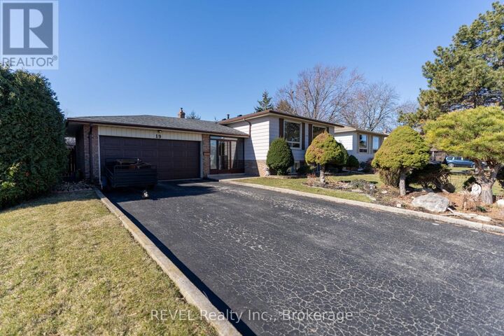 Property Photo:  19 Lynwood Drive  ON L8E 3E7 