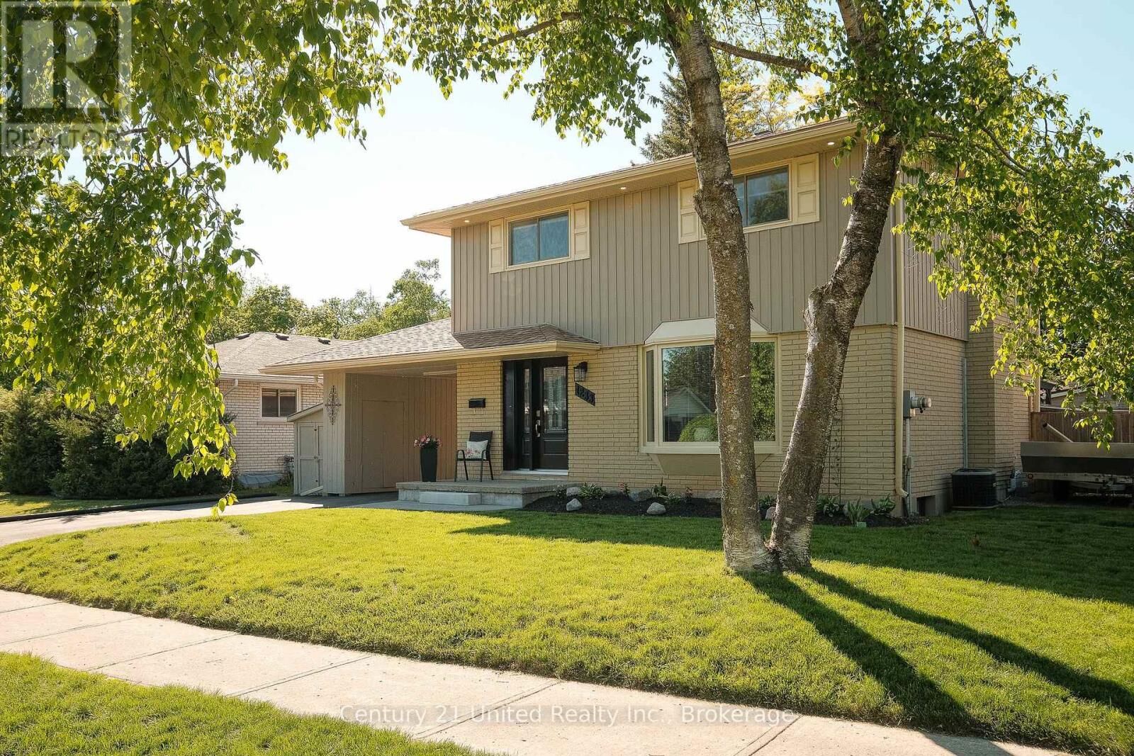 Property Photo:  1233 Franklin Drive  ON K9H 6Z3 