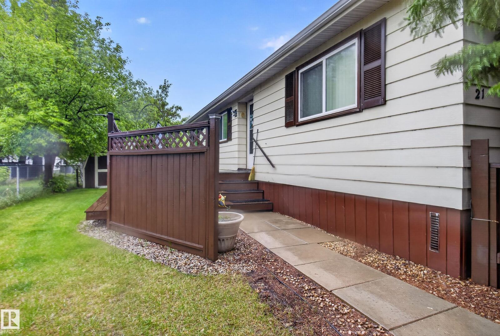 Property Photo:  21 Willowdale Drive SE  AB T6P 1H5 