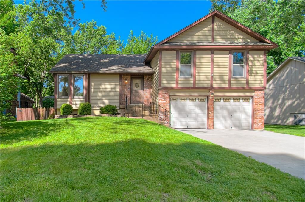 Property Photo:  2105 S Kenwood Street  KS 66062 
