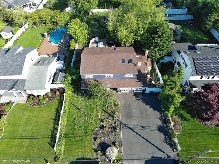Property Photo:  42 Ludlow Way  NY 11769 