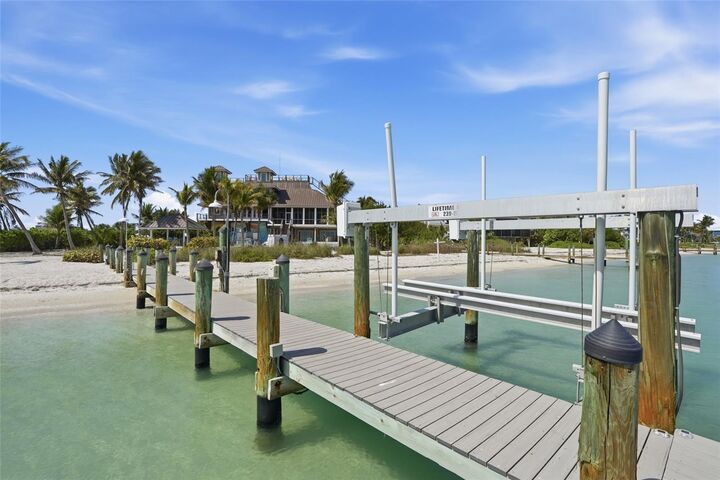 Property Photo:  211 Kingfisher Drive  FL 33924 