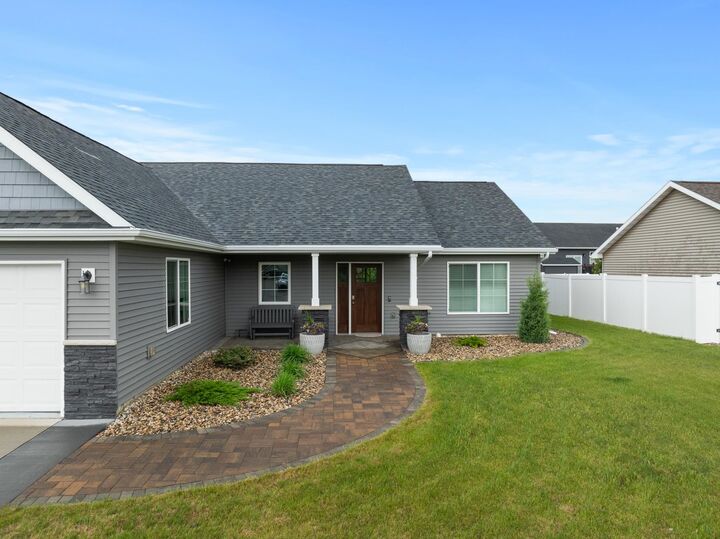 Property Photo:  1617 SE Valley Bluffs Dr  ND 58701 