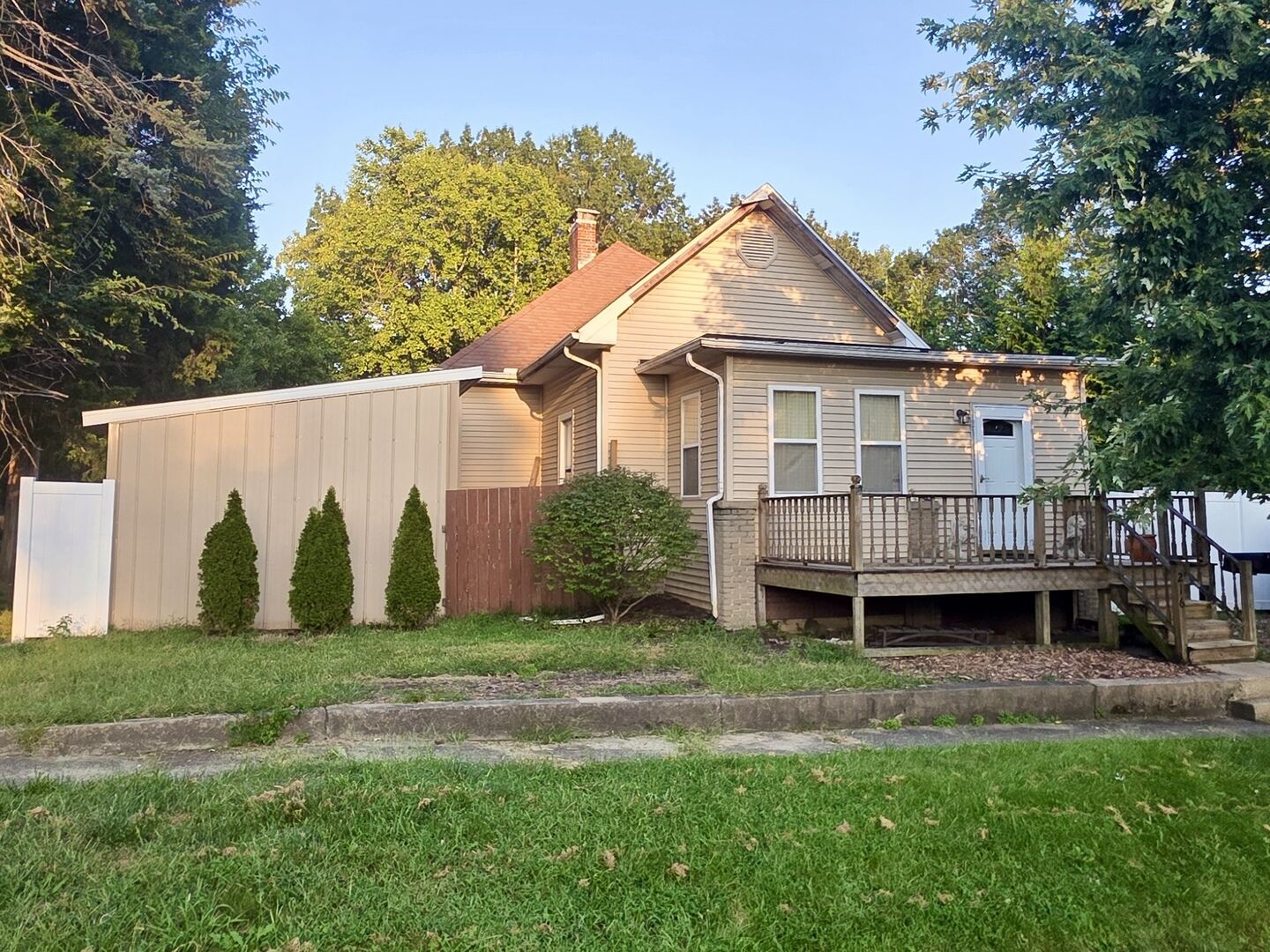 Property Photo: 216 S George Street IL 61727