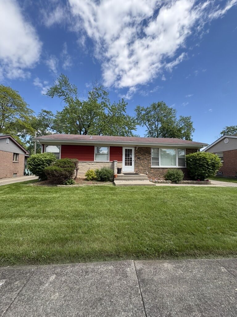 Property Photo:  443 Grosvenor Place  IL 60411 