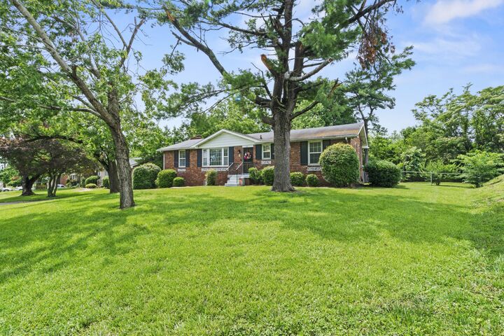 Property Photo:  401 Glenpark Dr  TN 37217 