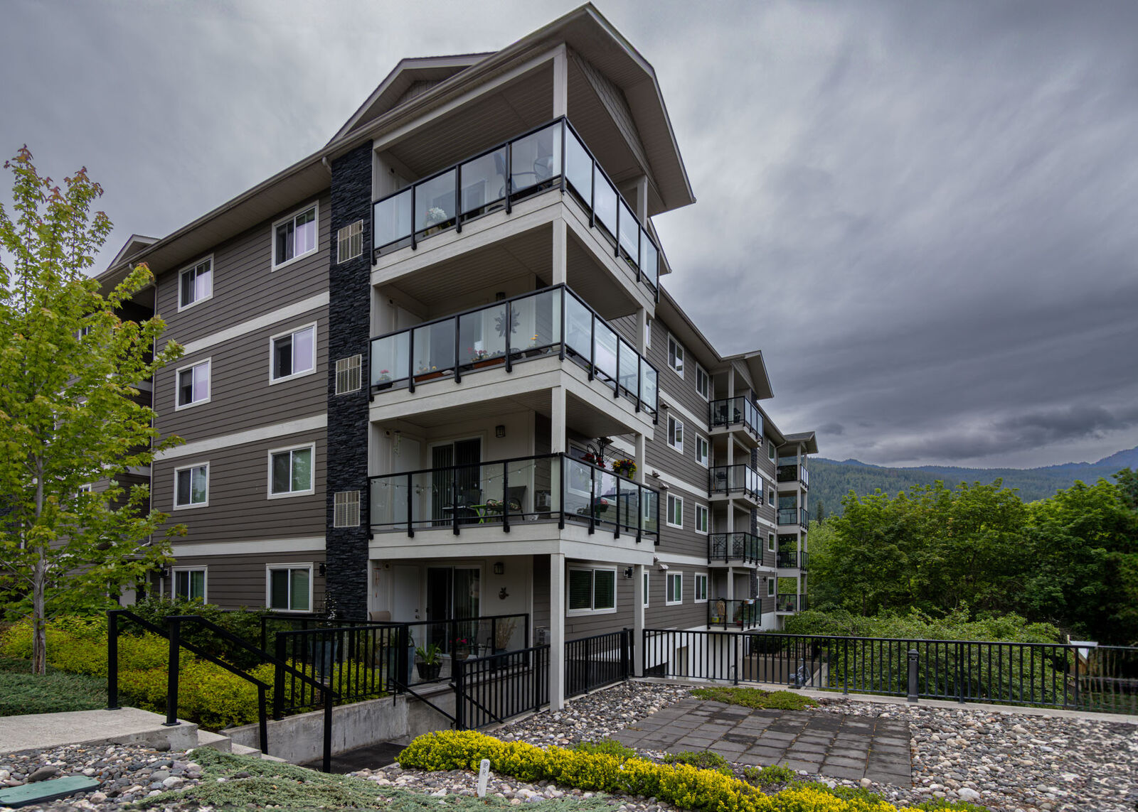 Property Photo: 330 4 Avenue SE 402 BC V1E 0E2