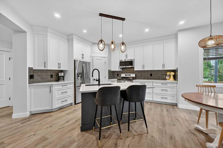 Property Photo:  30 Douglasdale Point SE  AB T2Z 3A1 