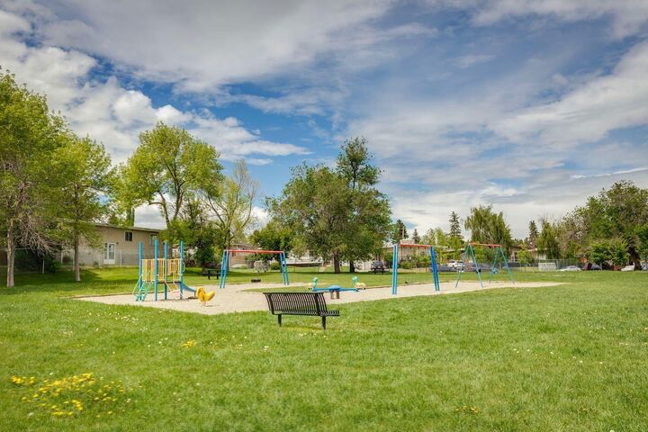 Photo de la propriété:  11240 6 Street SW 18  AB T2W 1V9 