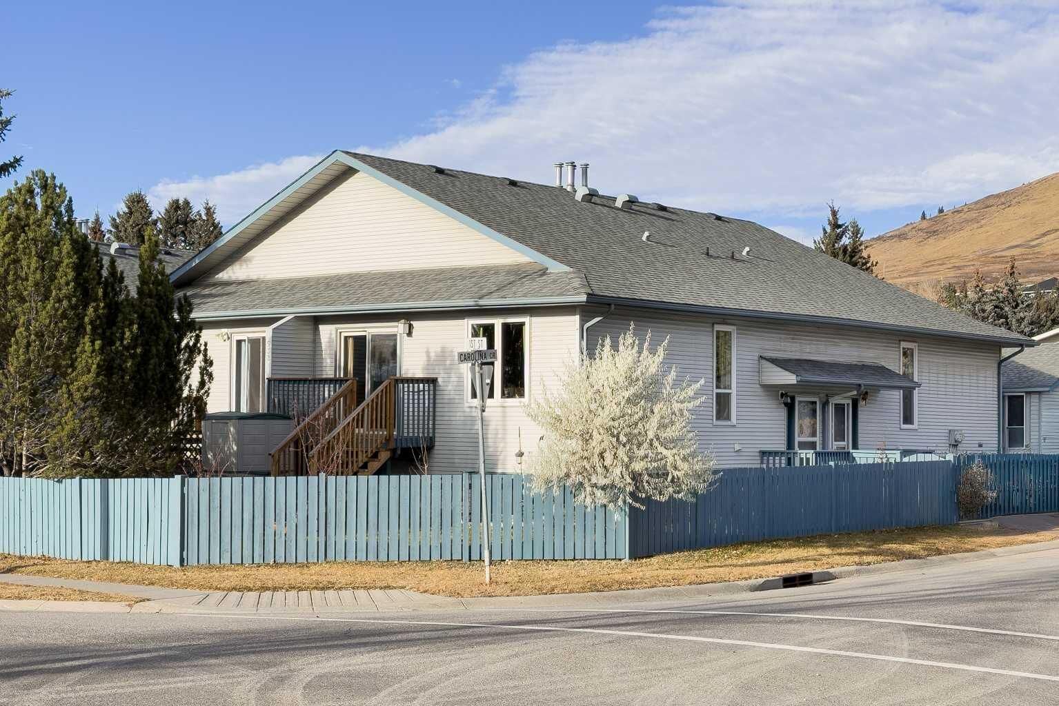 Property Photo:  532 First Street Street E 2  AB T4C 1C5 