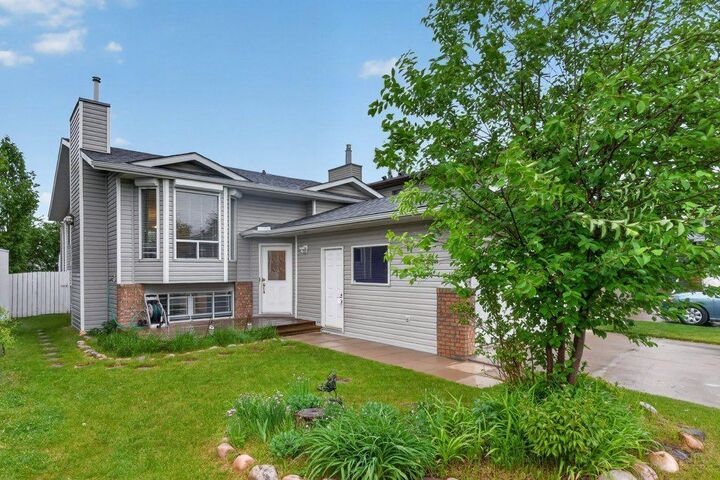 Property Photo:  156 Rivercroft Close SE  AB T2C 3X1 