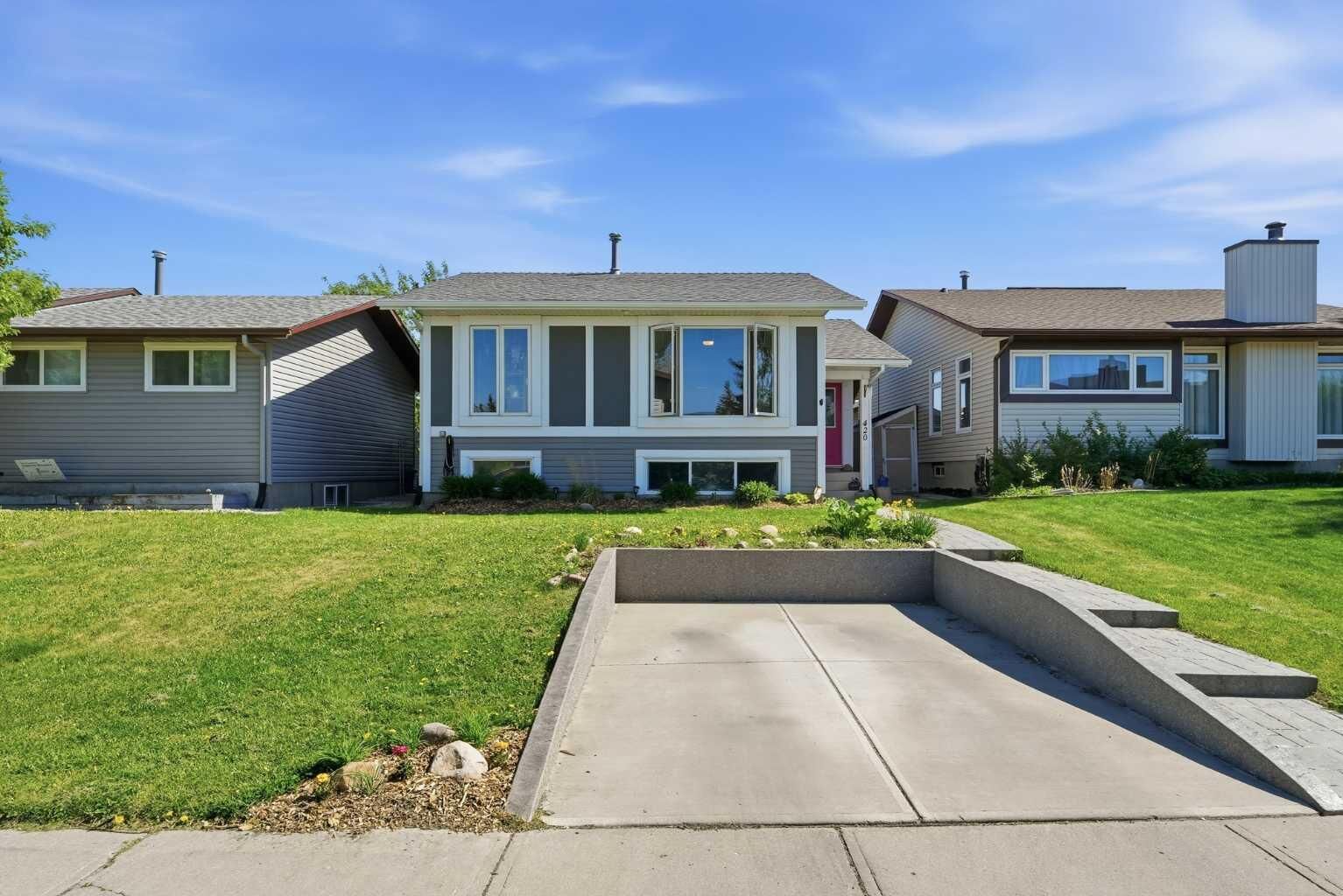 Property Photo:  420 Summerwood Place SE  AB T4B 1W7 