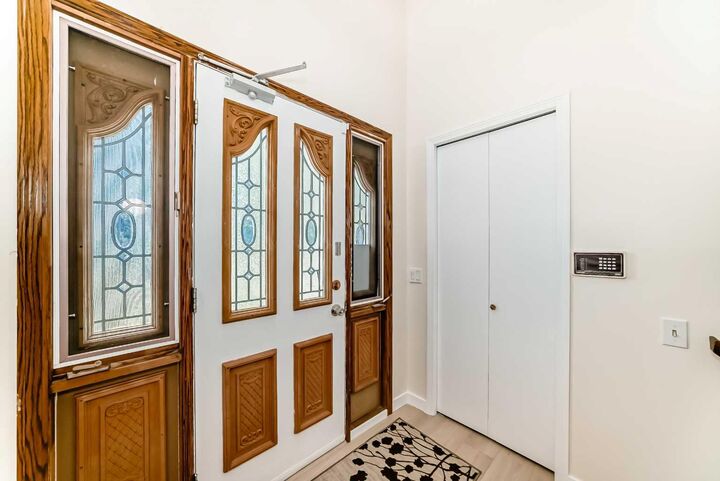 Property Photo:  512 Hunterplain Hill NW  AB T2K 4L7 
