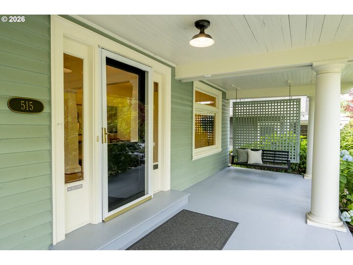 Property Photo:  515 NE Floral Pl  OR 97232 