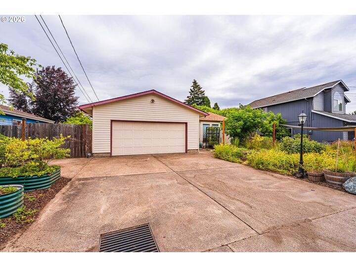 Property Photo:  3457 Mahlon Ave  OR 97401 