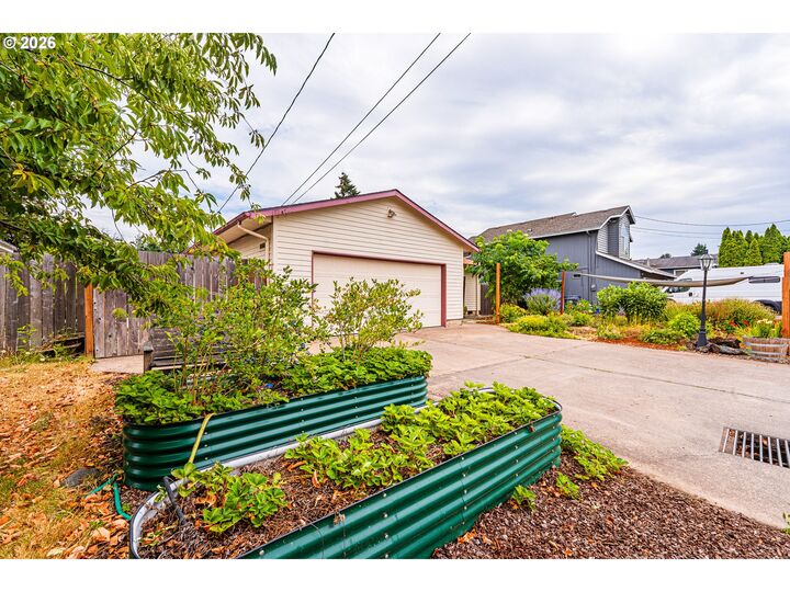 Property Photo:  3457 Mahlon Ave  OR 97401 