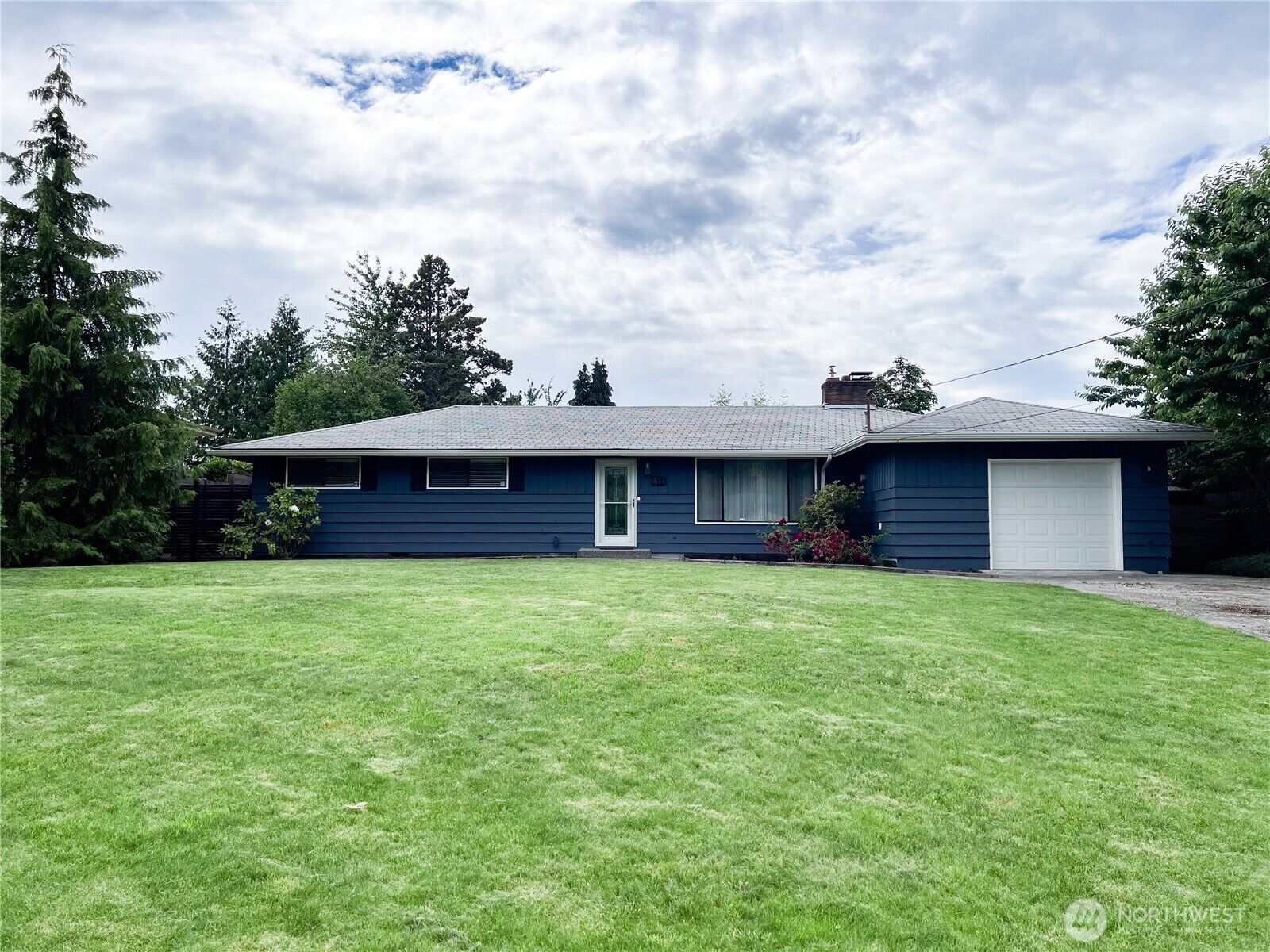 Property Photo:  811  Hilltop Avenue  WA 98031 