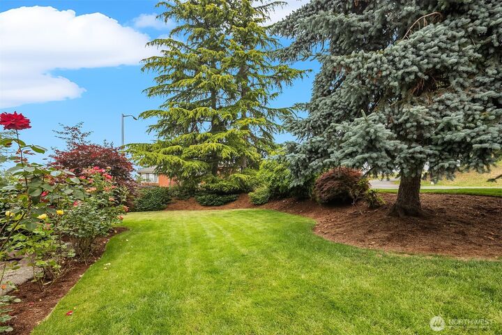 Property Photo:  2907  Cedar Avenue S  WA 98055 