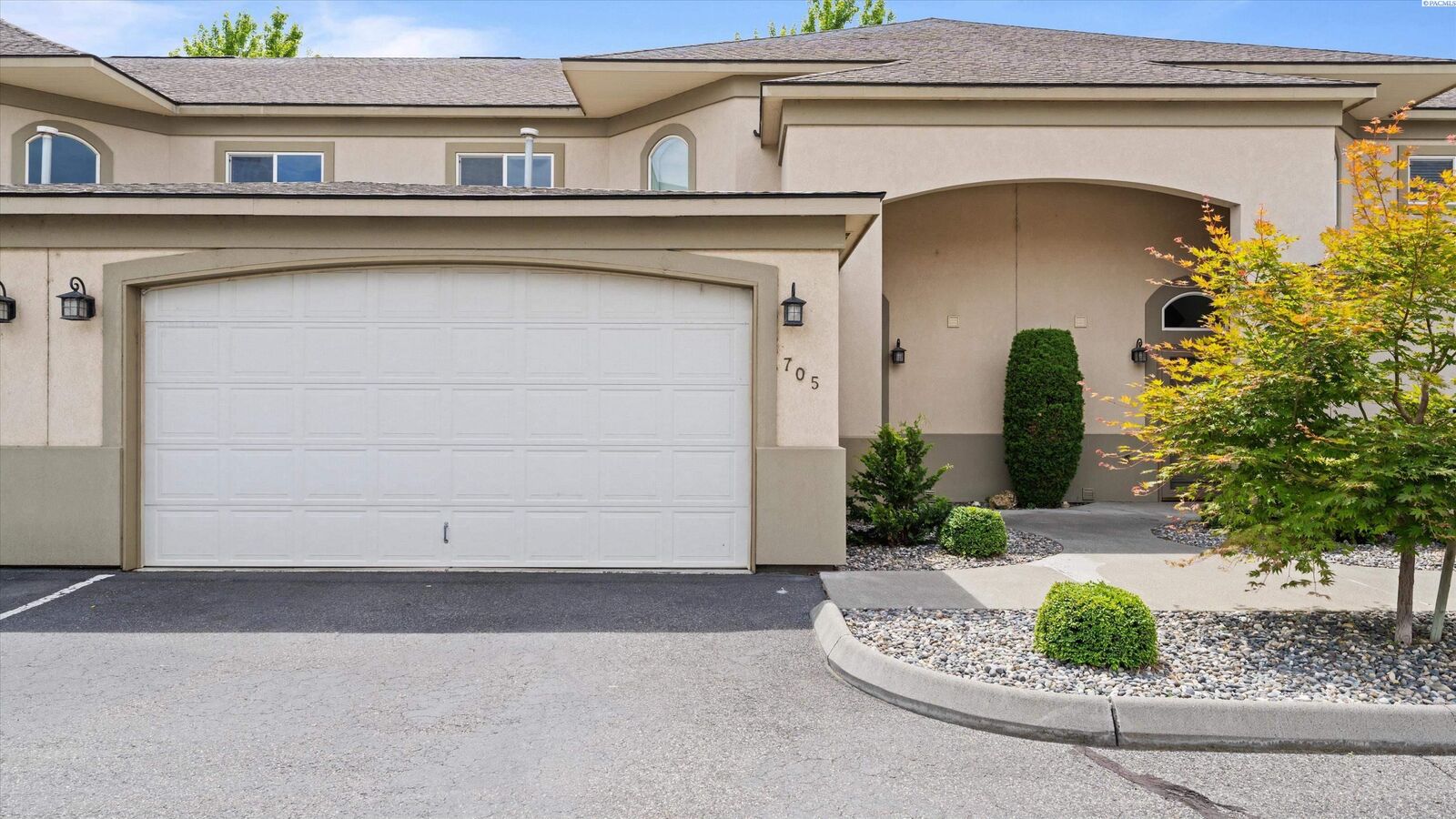 Property Photo: 705 Hanford WA 99354