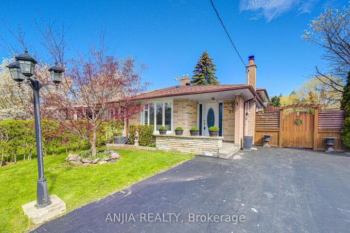 24 Friar Tuck Road — photo 1