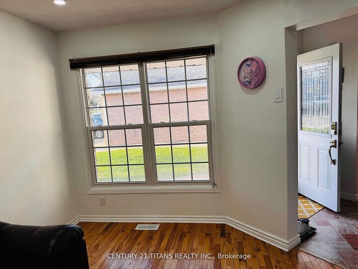 Property Photo: 20 Hemingford Place ON L1R 1G1