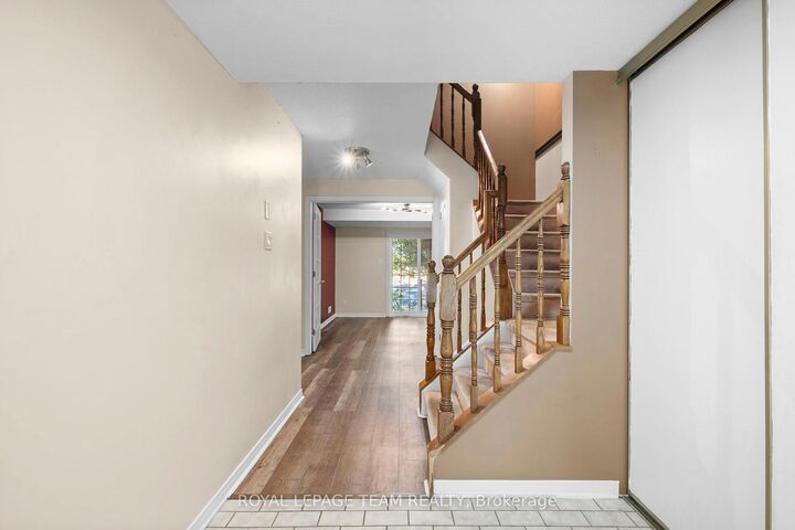Property Photo: 8 Mannington Court ON K2J 4A1