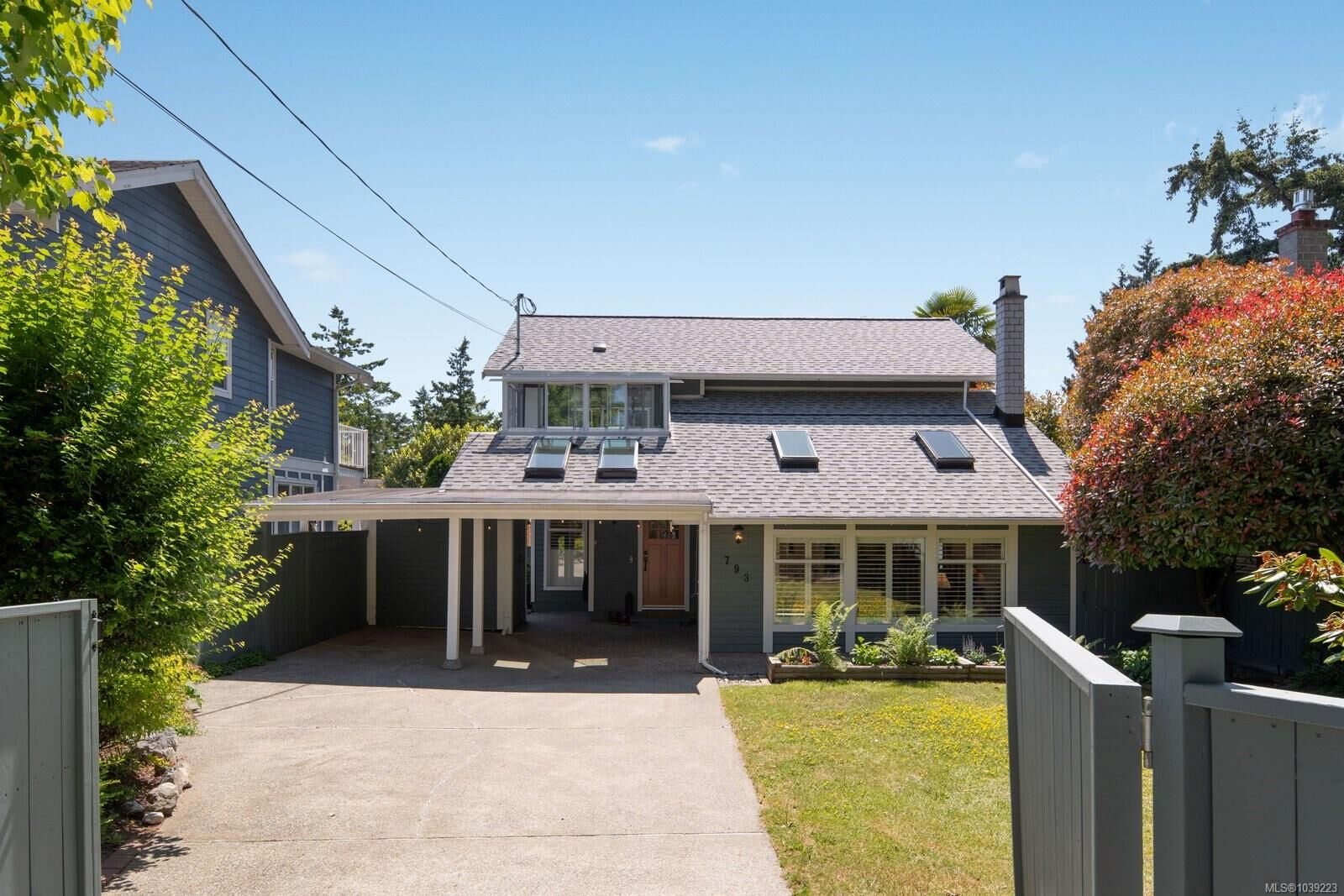 Property Photo:  793 Stelly'S Cross Rd  BC V8M 1C6 