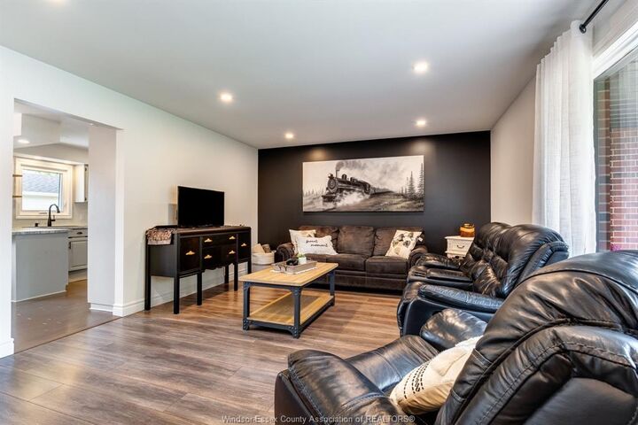 Property Photo: 66 Shawnee Court ON N8H 5A9