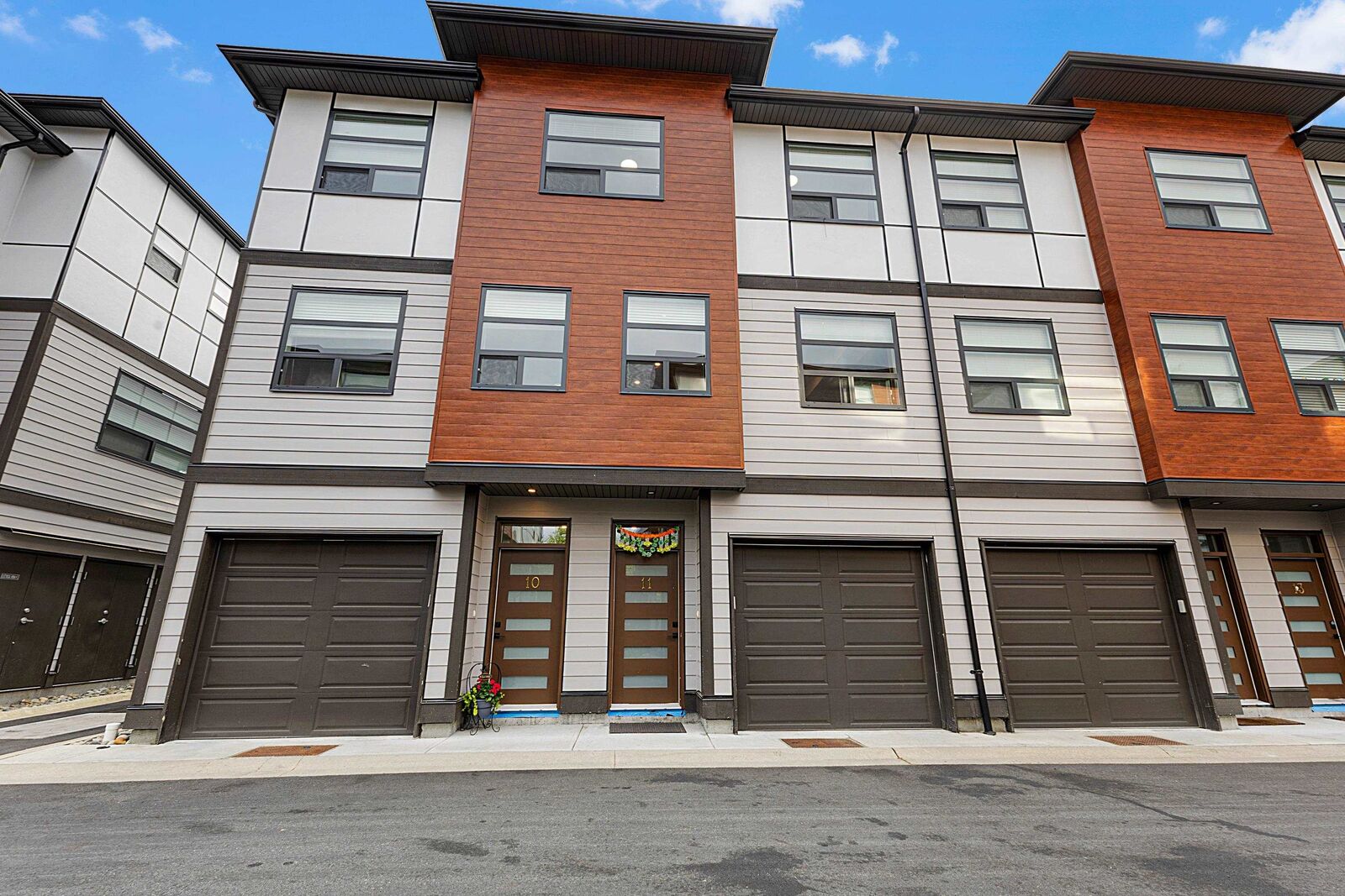 Property Photo: 32970 Tunbridge Avenue 11 BC V2V 0J9