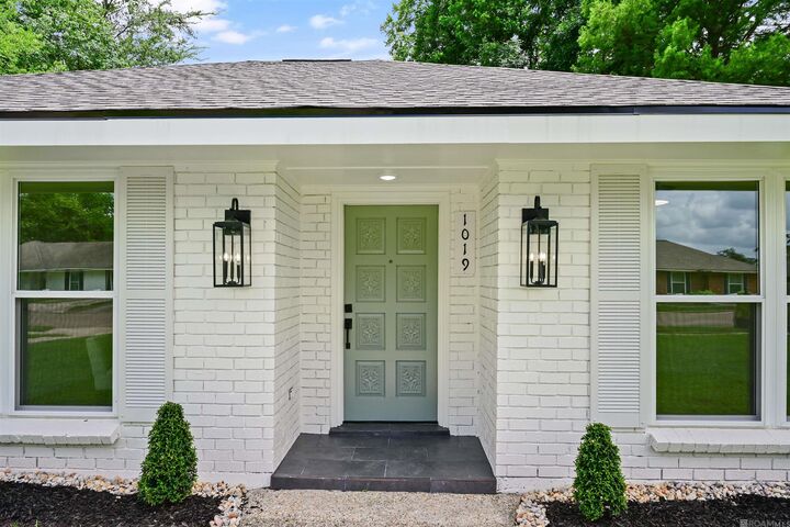 Property Photo:  1019 E Palmview St  LA 70737 