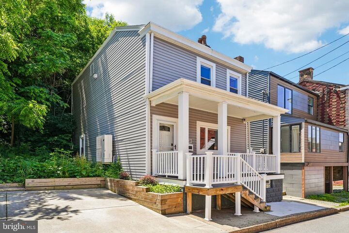 Property Photo: 3022 Harcum Way PA 15203