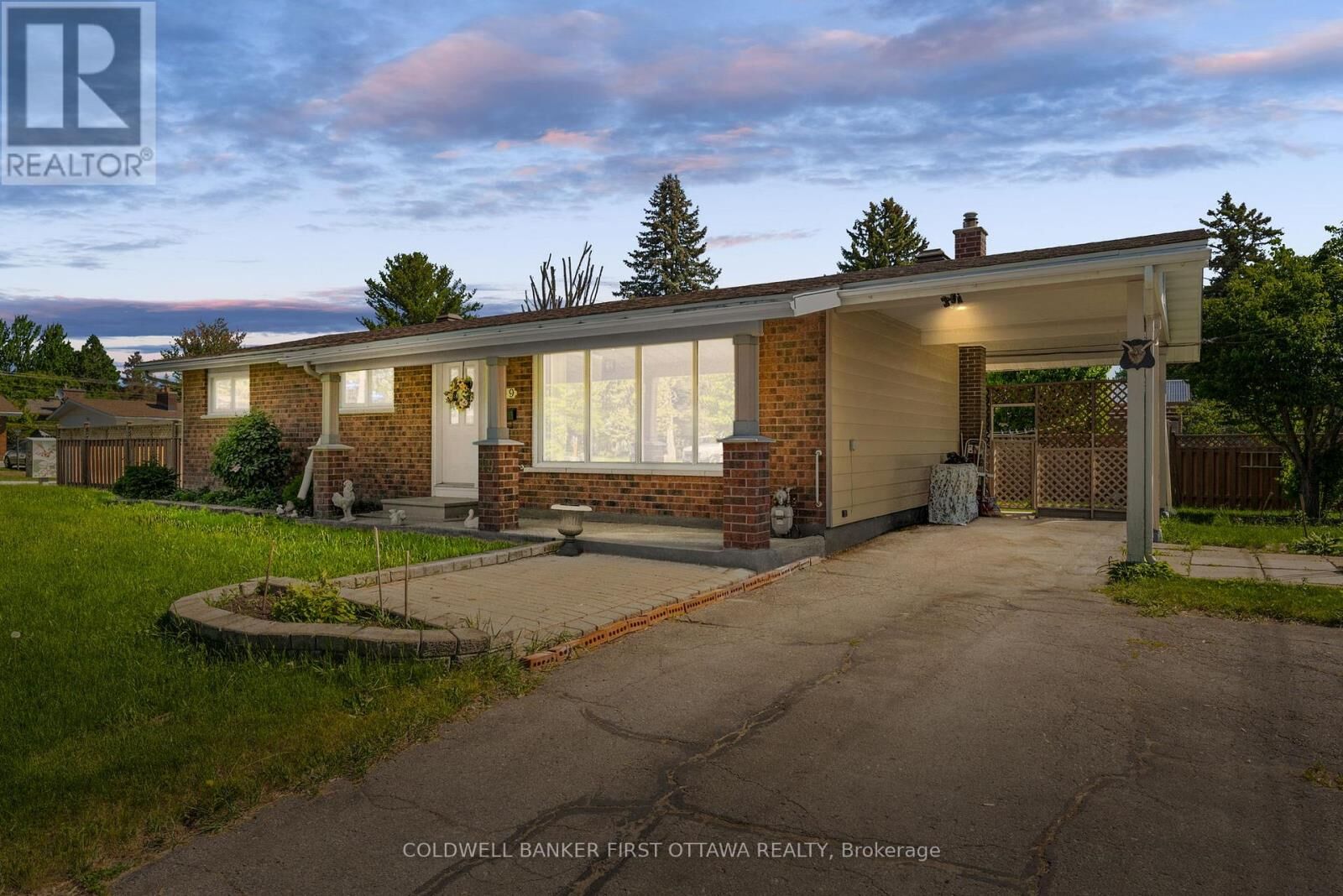 Property Photo:  49 Higwood Drive  ON K2E 5K9 