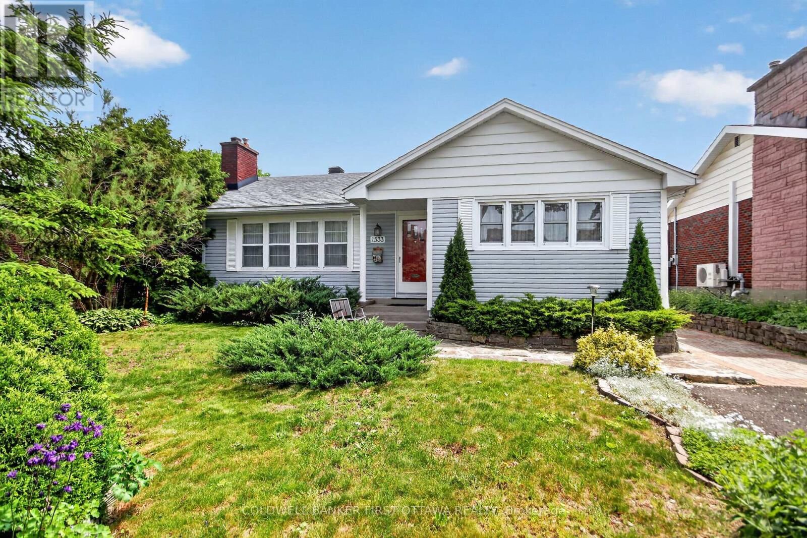 Property Photo: 1533 Mimosa Avenue ON K1G 0W2