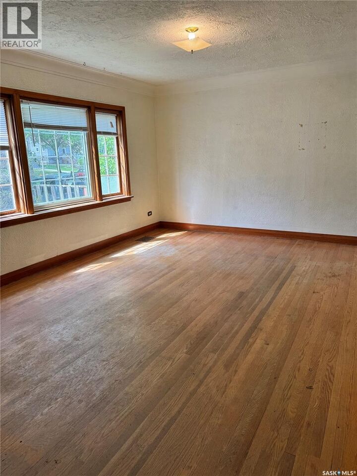 Property Photo:  712 Broadway Avenue  SK S4N 1C3 