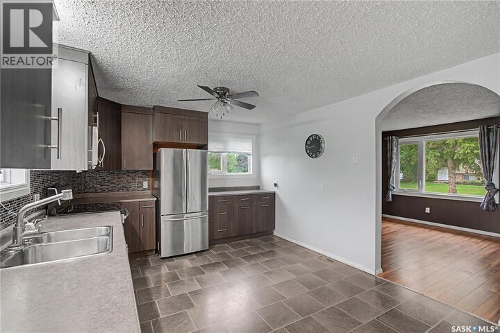 Property Photo:  142 2nd Street W  SK S0M 2K0 