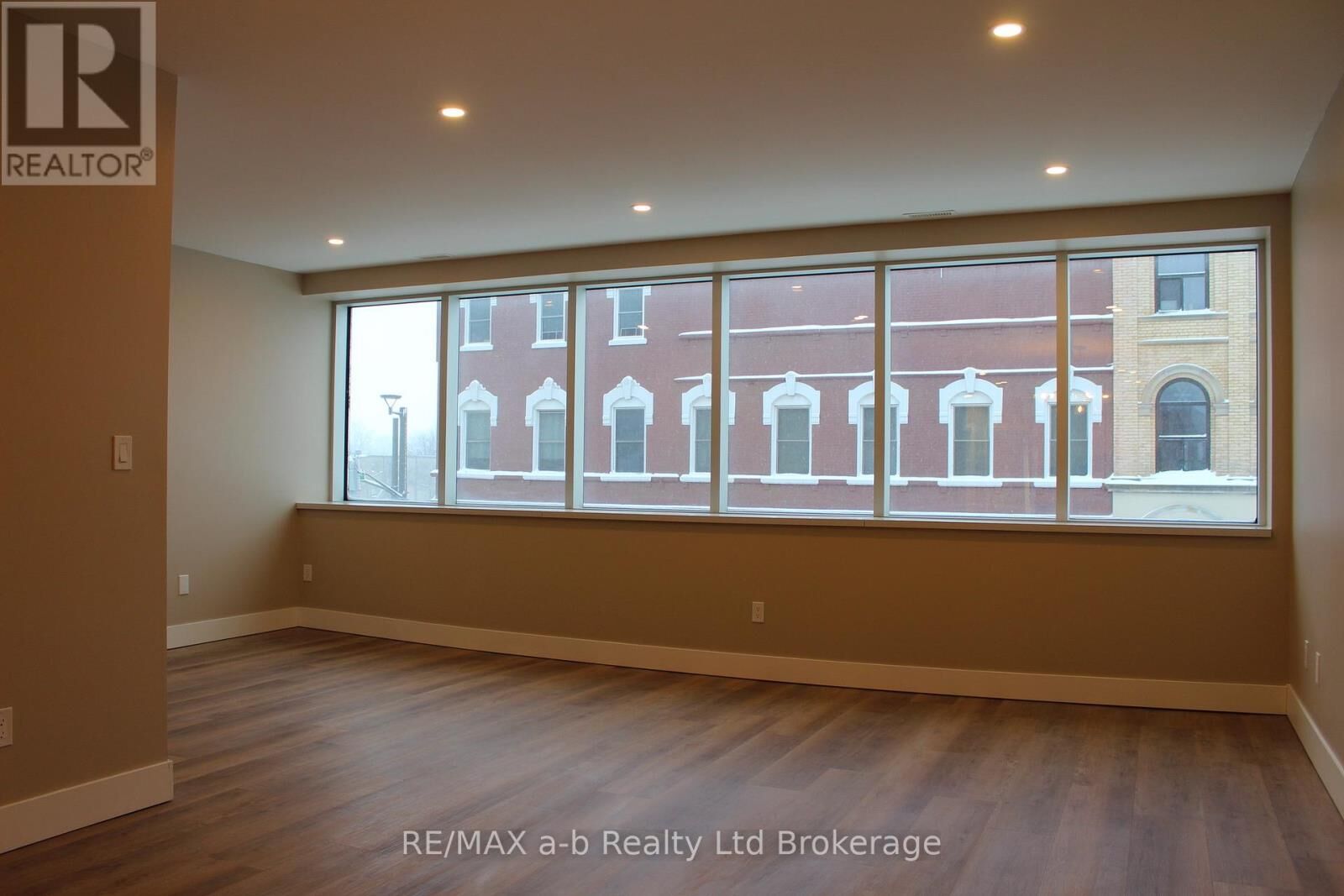 Property Photo: 391 Dundas Street 2 ON N4S 1B6