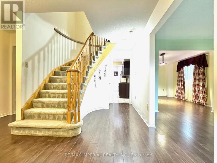 Property Photo: 3058 Dalehurst Drive ON L5B 3C1
