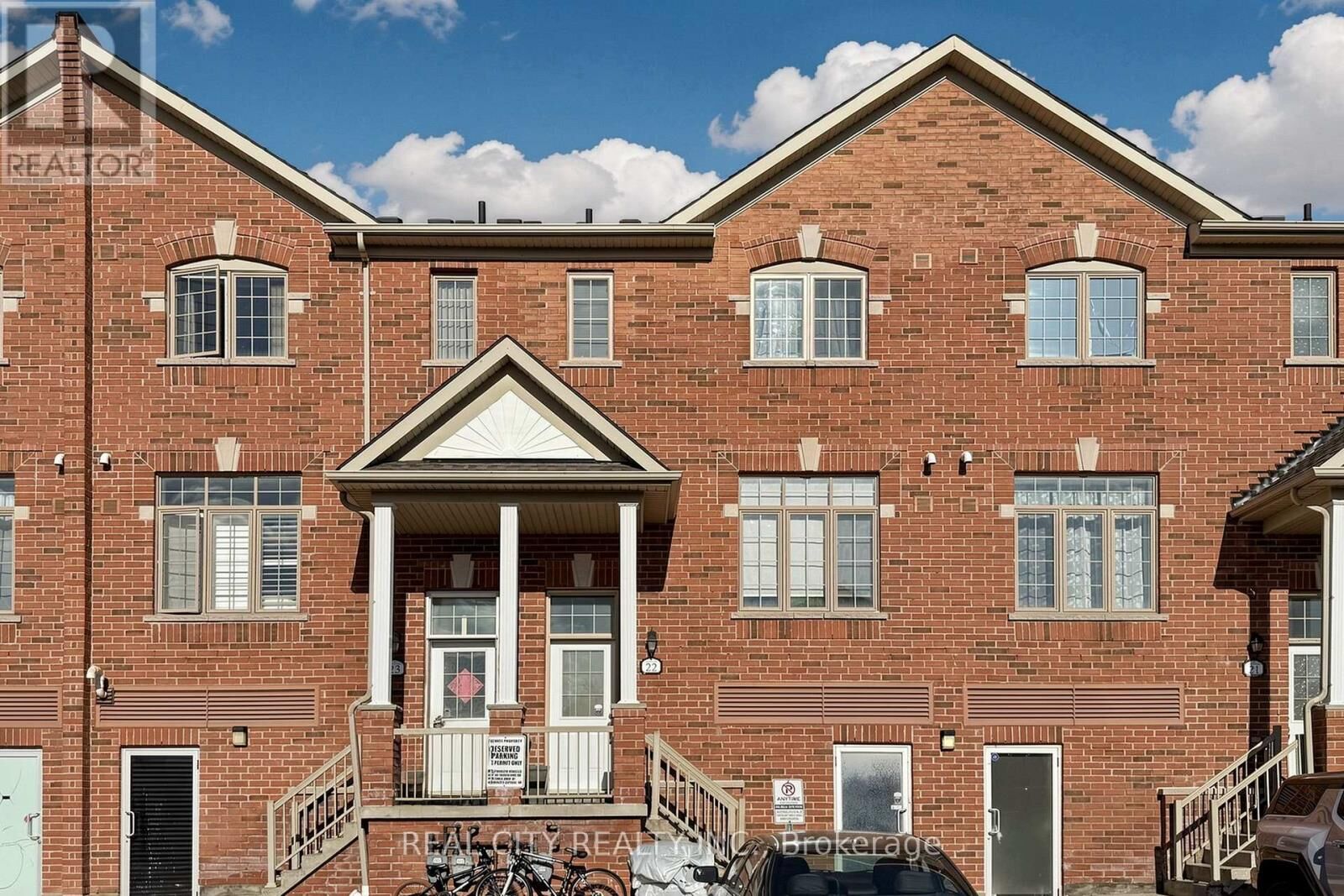 Property Photo:  10 Greensborough Village Circle 22  ON L6E 1M4 