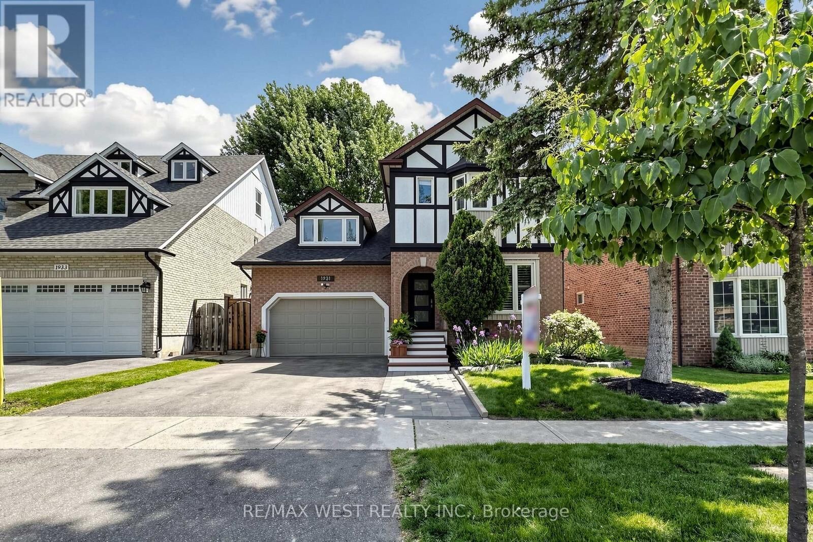 Property Photo:  1931 Fairport Road  ON L1V 1T5 
