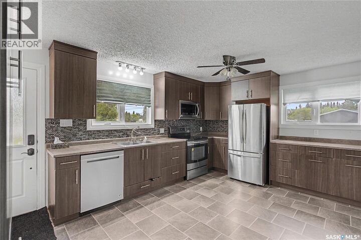 Property Photo: 142 2nd Street W SK S0M 2K0