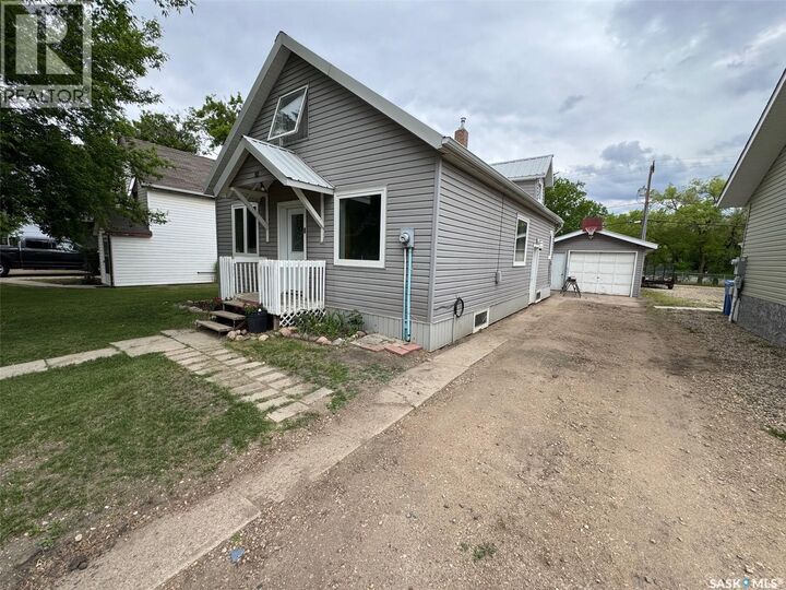 Property Photo: 212 Crawford Avenue W SK S0E 1A0